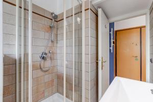 Phòng tắm tại Ferravilla Apt, 2 min to subway! +33 ảnh