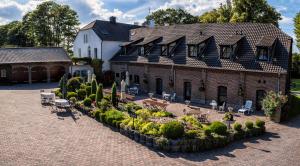 Una casa grande con un jardín enfrente. en Hotel Fürstenberger Hof, en Xanten