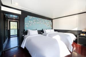 Postel nebo postele na pokoji v ubytování Dragon Premium Cruise Halong