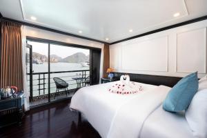 Postel nebo postele na pokoji v ubytování Dragon Premium Cruise Halong