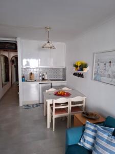 Una cocina y una sala de estar con una mesa y un sofá. en Casa Salome by El Sirocco, en Puerto de Mogán 13 fotos más