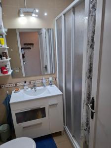 Un baño con ducha, lavabo e inodoro. en Casa Salome by El Sirocco, en Puerto de Mogán