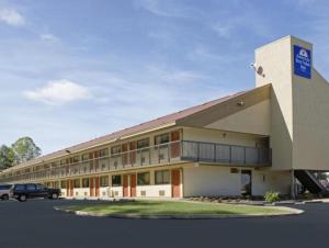 a building with a car parked in front of it at Motel 6-Richmond, VA - Midlothian Turnpike in Richmond