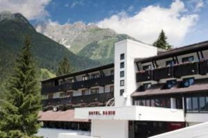 Nespecifikovaný výhled na hory nebo výhled na hory při pohledu z hotelu