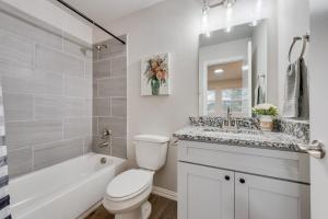 Ένα μπάνιο στο Blissful River Home near Lockheed FW Stockyard +16 φωτογραφίες