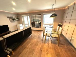 a living room with a table and a dining room at Leamington Spa-3 Bed-Garden-Pets-Free Parking in Leamington Spa