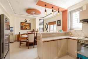 Η κουζίνα ή μικρή κουζίνα στο Euphoria Penthouse by StayJade 30min Hitech city