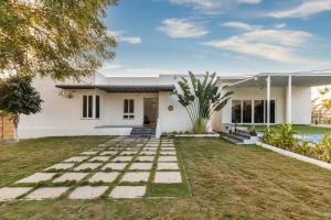 Zahrada ubytování Serene Retreat by StayJadePoolBasketball Court