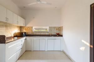 Kuchyň nebo kuchyňský kout v ubytování Serene Retreat by StayJadePoolBasketball Court