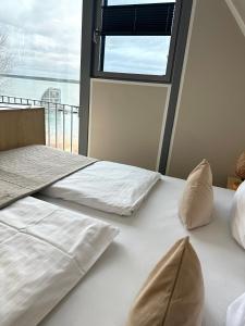 a bedroom with two beds and a large window at Open-Water-Resort in Geierswalde