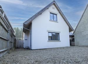 a white house with a black roof at Pitts Cottage Annexe in Bladon