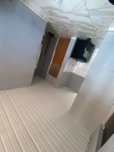 Un pasillo vacío con una puerta y una habitación. en Vida Gamer, en Feira de Santana