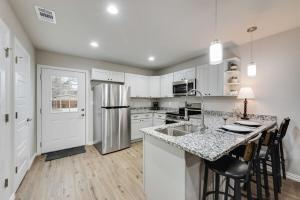 Η κουζίνα ή μικρή κουζίνα στο Happy Large Home with 2 living area near Stockyard, AT&T +32 φωτογραφίες