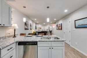 Η κουζίνα ή μικρή κουζίνα στο Happy Large Home with 2 living area near Stockyard, AT&T