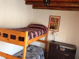 מיטה או מיטות קומותיים בחדר ב-Familia Tejada