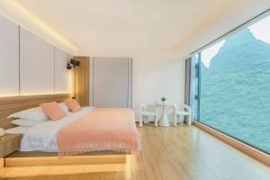 Postel nebo postele na pokoji v ubytování Yangshuo Yihan Resort Hotel