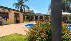 Bazén v ubytování Solone Beach Resort nebo v jeho okolí