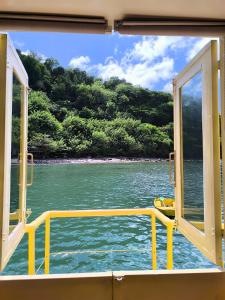 a view of the water from a boat at Kawaida - Hébergement insolite - Yaliyo in Saint-Pierre