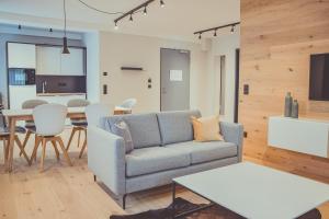 ein Wohnzimmer mit einer Couch und einem Tisch in der Unterkunft Mariandl im Oberwirt in Eggenfelden