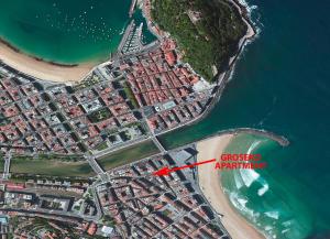 un mapa de una isla con un aparato marcado con una flecha roja en Groseko La Zurriola - IB. Apartments, en San Sebastián