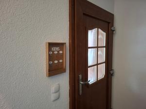 une porte ouverte avec une horloge sur un mur dans l'établissement Ferienhaus Willi, à Elend