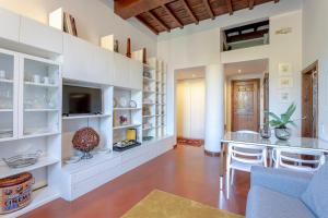 A television and/or entertainment centre at Discovering Florence