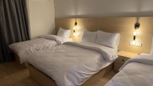 Letto o letti in una camera di Landmark Hostel Cairo