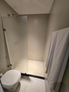 萨尔瓦多Hotel Alfama Motel的浴室配有马桶和玻璃淋浴房