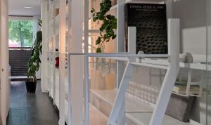 una habitación con una estantería con botellas de vino en El Estudio del Arquitecto, en Valladolid