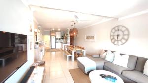 TV a/nebo společenská místnost v ubytování Shore Break 12 Gleneagles , Salt Rock