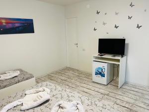 a room with a tv and a bed and a table at Amalya in Constanţa