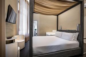 a hotel room with a bed and a television at B&B Residenza le Fonticine in Florence