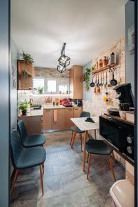 a kitchen with a table and two chairs and a table at Ilmar suites - new in Cluj-Napoca