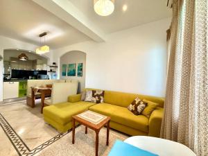 Posezení v ubytování Exquisite 1BR Chalet with Pool & Lagoon - ElGouna