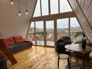 卡缅涅茨-波多利斯基Green House的客厅里有一张沙发和一张桌子。