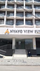 - une vue sur un bâtiment muni d'un panneau dans l'établissement A Fully Budget premium Studio, à Nairobi