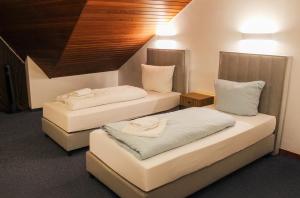 Postel nebo postele na pokoji v ubytování Hotel Simonis Koblenz