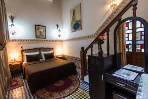 Postel nebo postele na pokoji v ubytování Riad Les Remparts De Fès