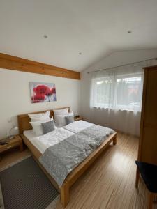 un dormitorio con una cama y una ventana en Haus Lorenz, Ferienwohnungen, en Immenstaad am Bodensee