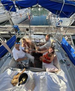 een groep mensen op een boot bij Java Yate in Rota