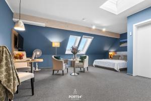 a bedroom with blue walls and a bed and a table at Ferienwohnung Bude 6 Dagebüll in Dagebüll