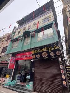 uma loja na frente de um edifício com placas sobre ele em Hotel Hari Ganga - Harkipauri Road em Haridwār