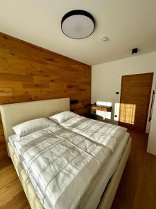 Postel nebo postele na pokoji v ubytování ELSA Spa Apartments Tux