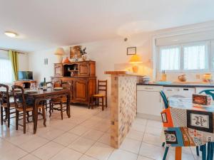 カルナックにあるAppartement 3P 69m² à mi-chemin plage et bourg de Carnac - FR-1-477-130のテーブルと椅子のあるキッチンとダイニングルーム