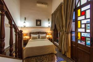 Postel nebo postele na pokoji v ubytování Riad Les Remparts De Fès
