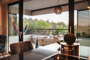 威廉斯塔德2BR LXRY Jansofat tropic oasis apt & pool的带阳台的房间，配有桌椅
