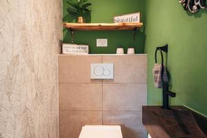 2BR LXRY Jansofat tropic oasis apt & pool的一间浴室