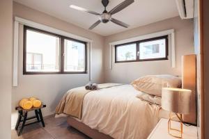 2BR LXRY Jansofat tropic oasis apt & pool客房内的一张或多张床位