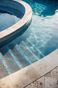 2BR LXRY Jansofat tropic oasis apt & pool内部或周边的泳池