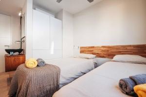 2BR LXRY Jansofat tropic oasis apt & pool客房内的一张或多张床位